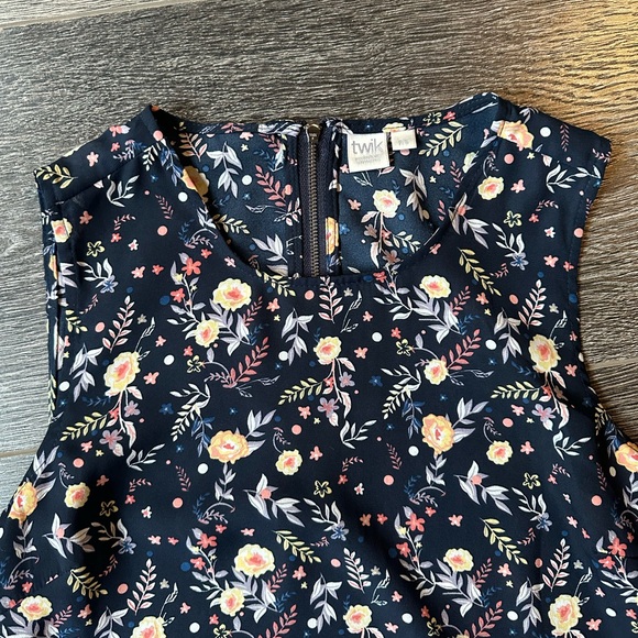 Twik sleeveless blouse with back zipper - Picture 3 of 5